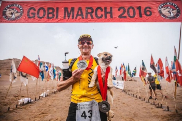 Ultramaratonista adota cachorrinha que correu com ele por 123km!! Ultramaratonista adota cachorrinha que correu com ele por 123km!!